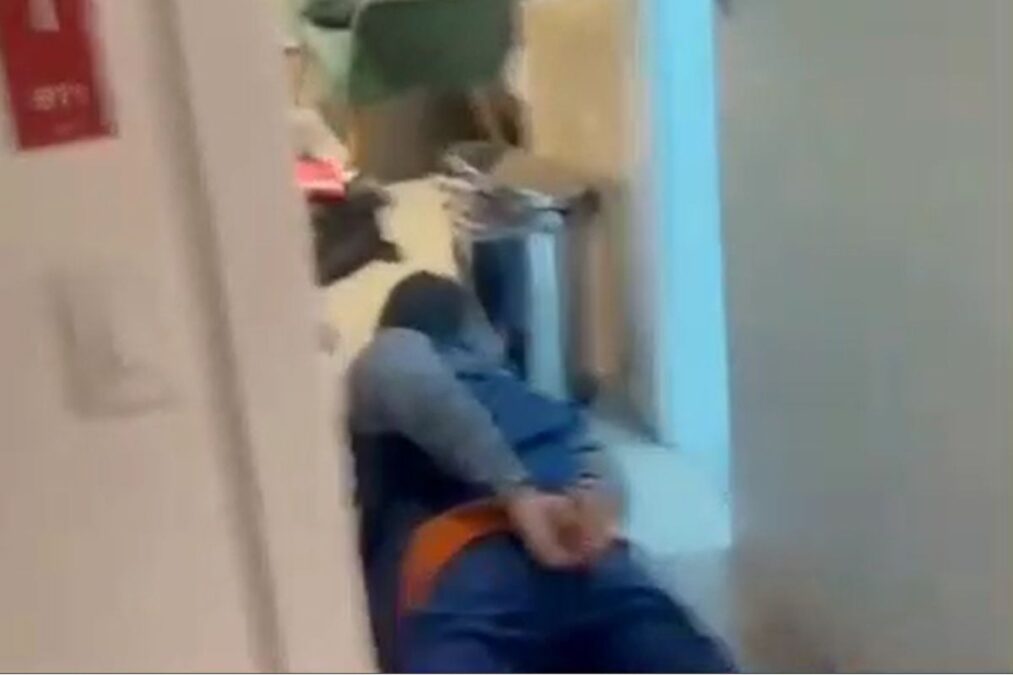 “Turista sexual”: polícia usa spray de pimenta para prender americano