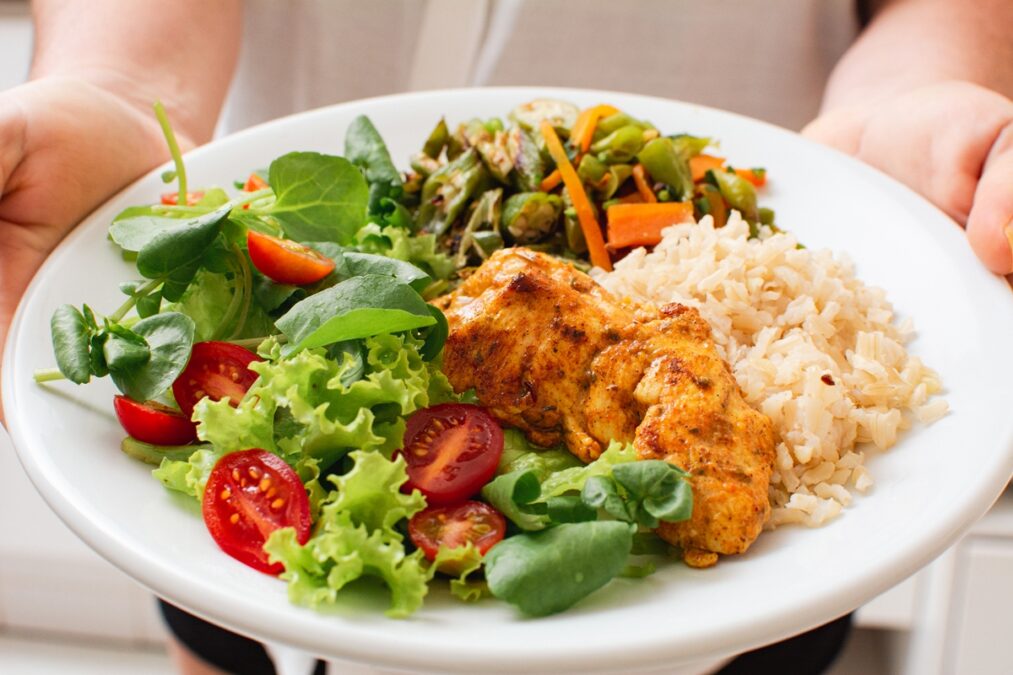 Brasileiros sabem comer melhor, mas rotina atrapalha, afirma estudo