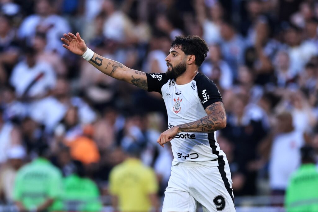 yuri-alberto-e-flagrado-em-lamborghini-com-bandeira-do-corinthians