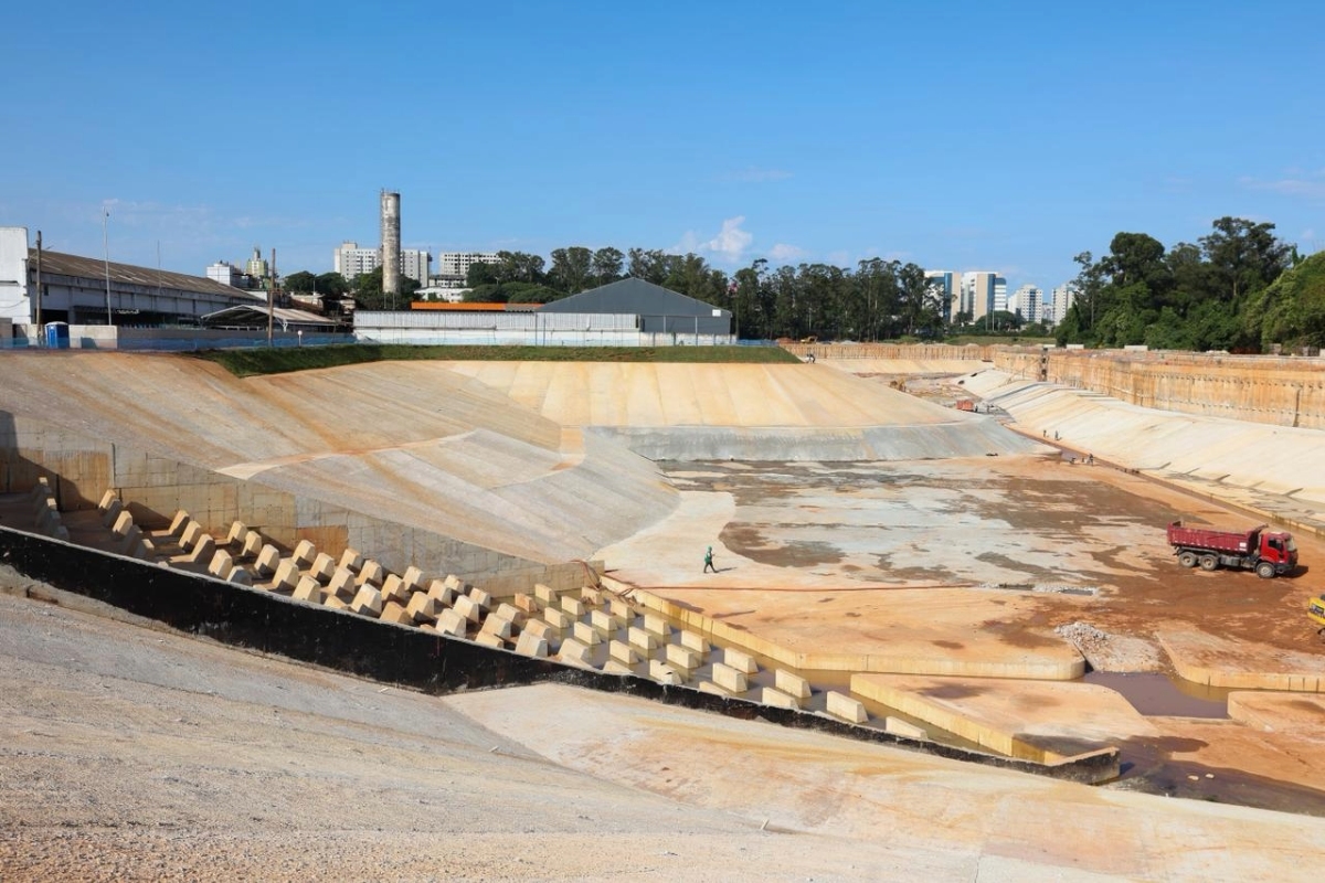 Tarcísio inaugura piscinão com gerador porque Enel “deixou na mão”