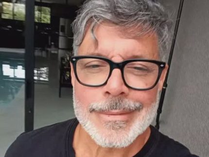 alexandre-frota-recolhe-havaianas-descartadas-por-bolsonaristas-e-transforma-em-boa-acao