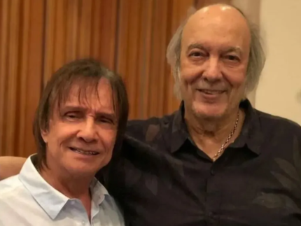 roberto-carlos-adapta-letra-de-“amigo”-ao-homenagear-erasmo-carlos-no-especial-da-globo