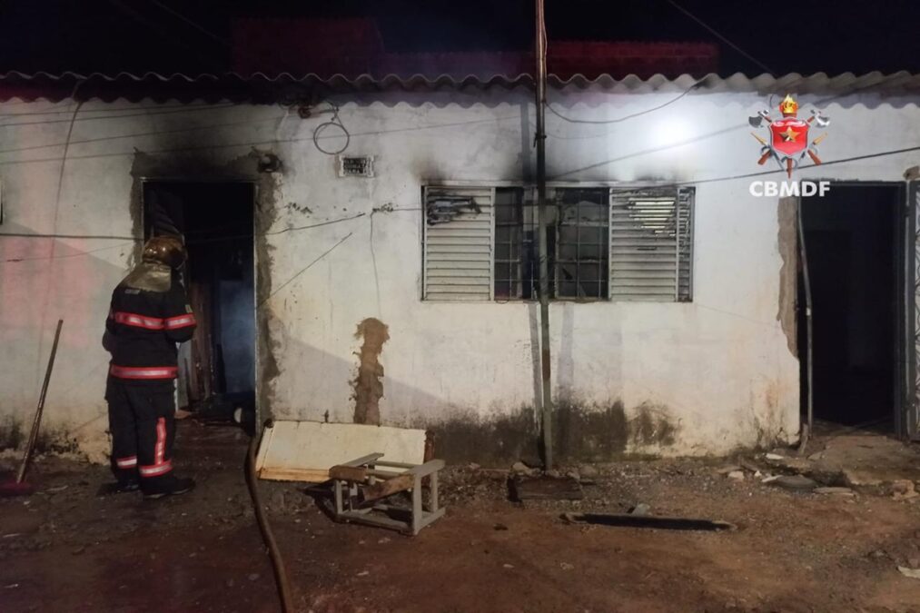 Corpo é encontrado carbonizado após casa pegar fogo no DF