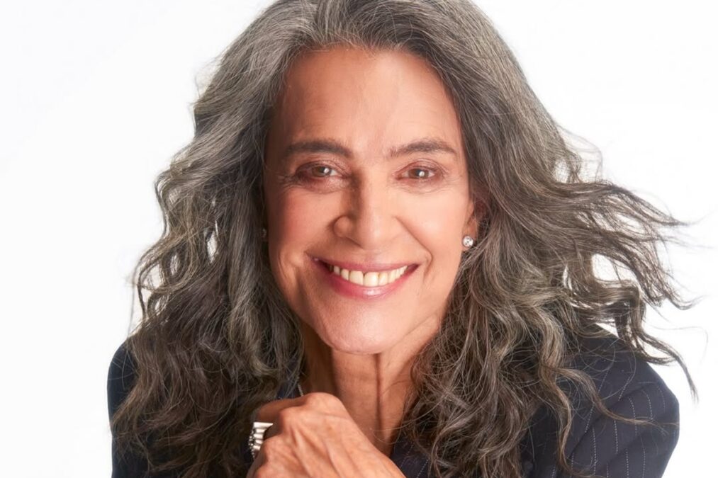 Cantora Simone completa 76 anos e atenta à importância da libido