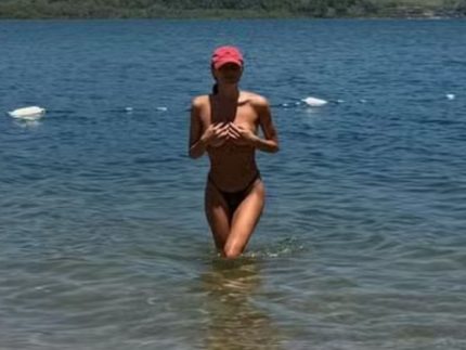 sasha-meneghel-dispensa-sutia-e-posa-de-topless-na-praia-para-comemorar-o-natal
