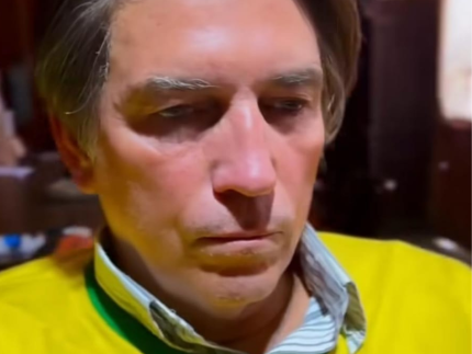 vestido-como-bolsonaro,-ator-que-vai-interpretar-ex-presidente-pede-oracoes-para-o-politico