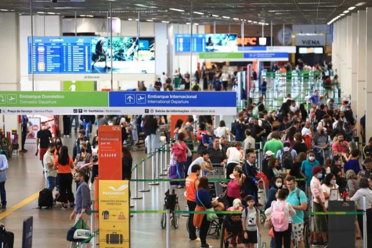 pilotos-e-comissarios-abrem-votacao-que-pode-definir-greve-em-janeiro