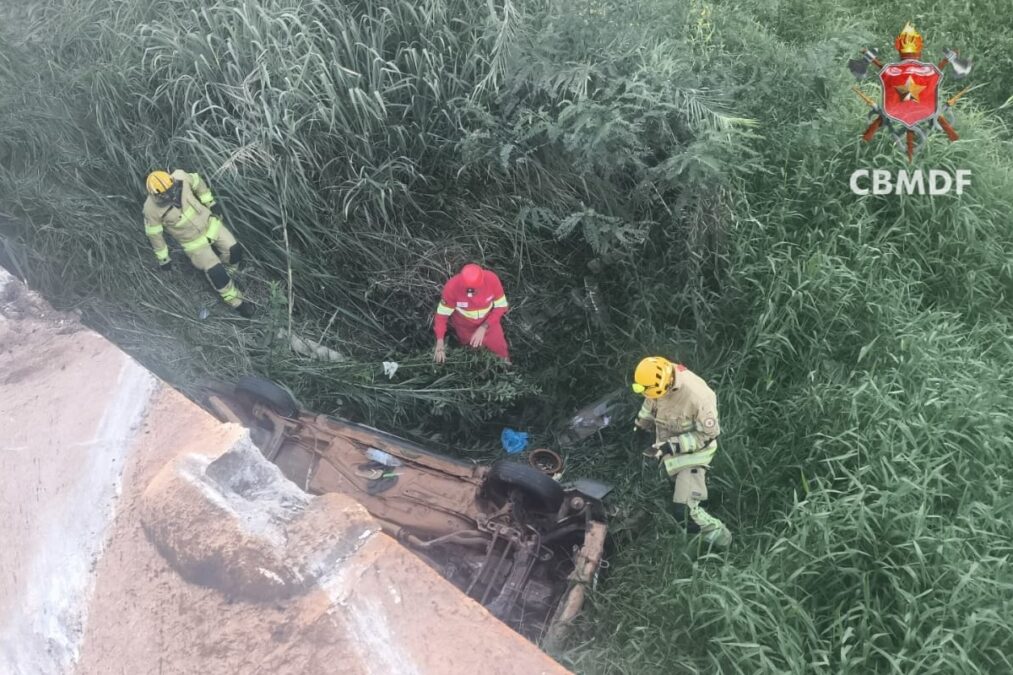 Carro com duas crianças se choca contra mureta e cai de ponte na BR-060