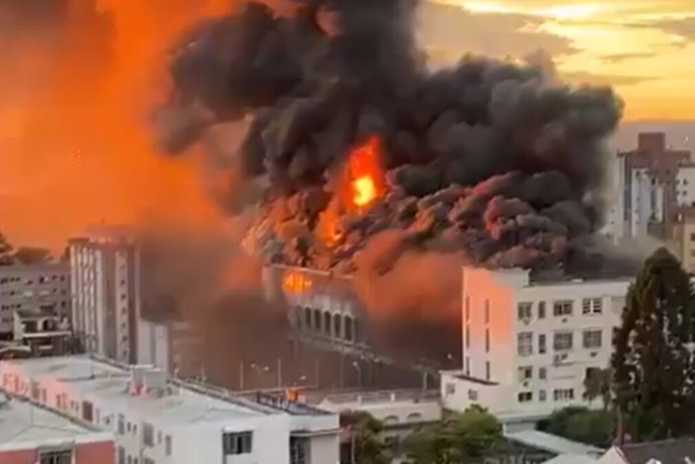 Incêndio atinge colégio de 120 anos em Santa Maria (RS)
