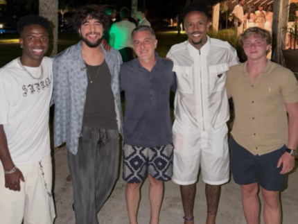 entre-famosos:-nattan-posa-com-vini-jr.,-huck-e-militao-durante-pre-reveillon-em-trancoso