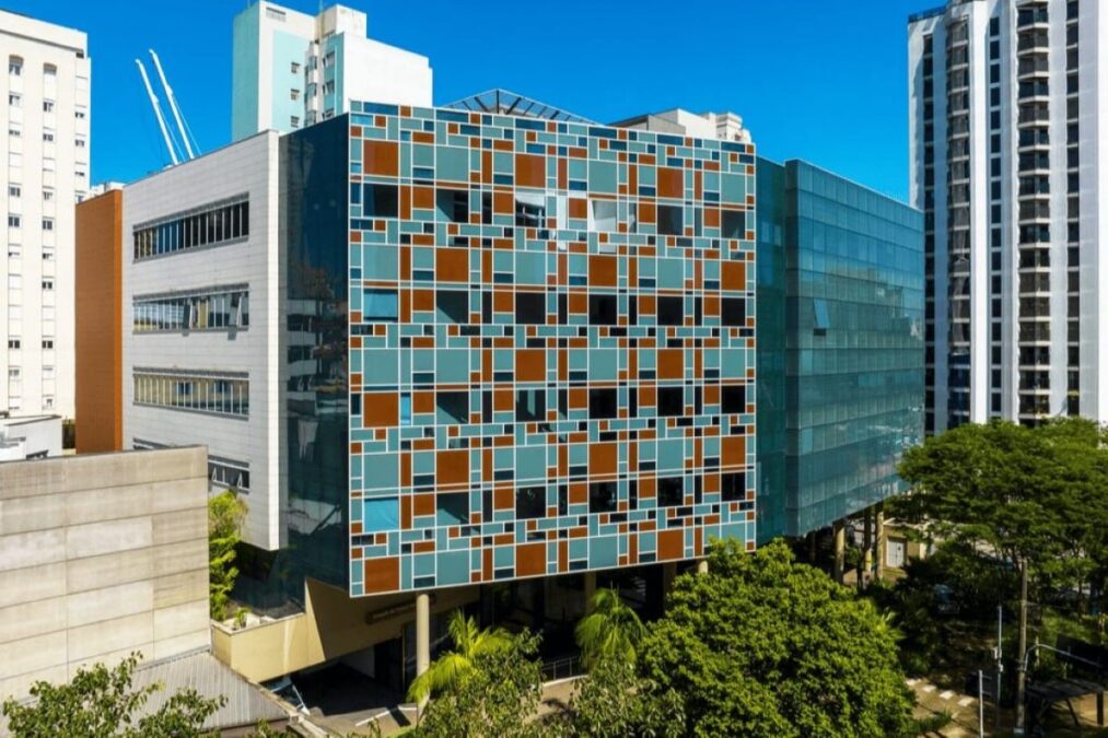 Incêndio atinge Hospital Albert Einstein em SP. Pacientes são retirados