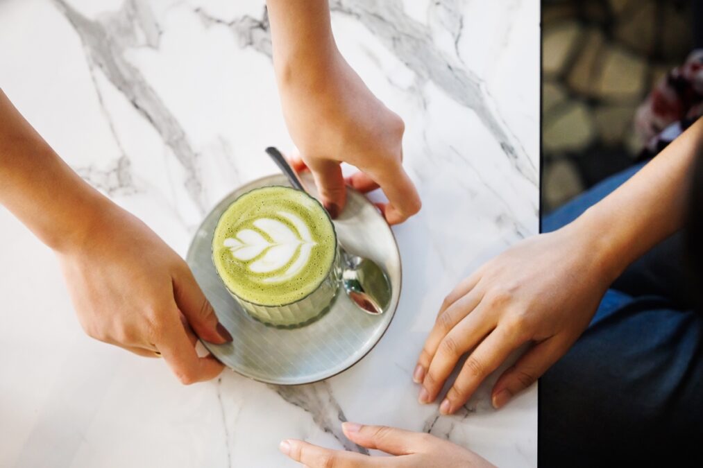 Tchau, cappuccino: matcha latte virou a bebida viral de 2025