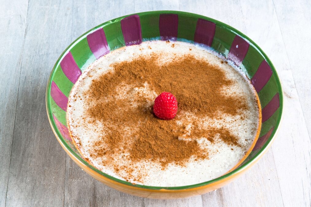 Arroz doce cremoso: clássico afetivo é superfácil de fazer em casa