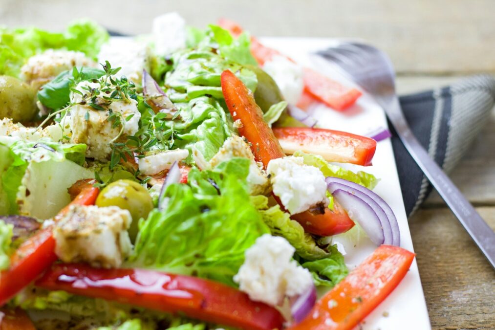 Salada refrescante de pepino, uva verde e iogurte para o Ano-Novo
