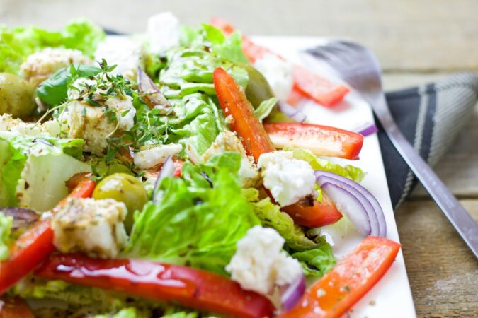 salada-refrescante-de-pepino,-uva-verde-e-iogurte-para-o-ano-novo