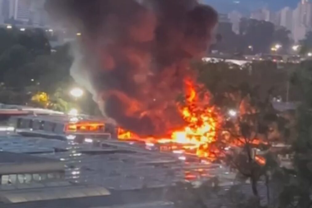 Incêndio de grandes proporções atinge garagem de ônibus em SP