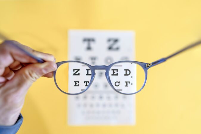oftalmologistas-explicam-o-que-realmente-faz-o-grau-do-oculos-aumentar