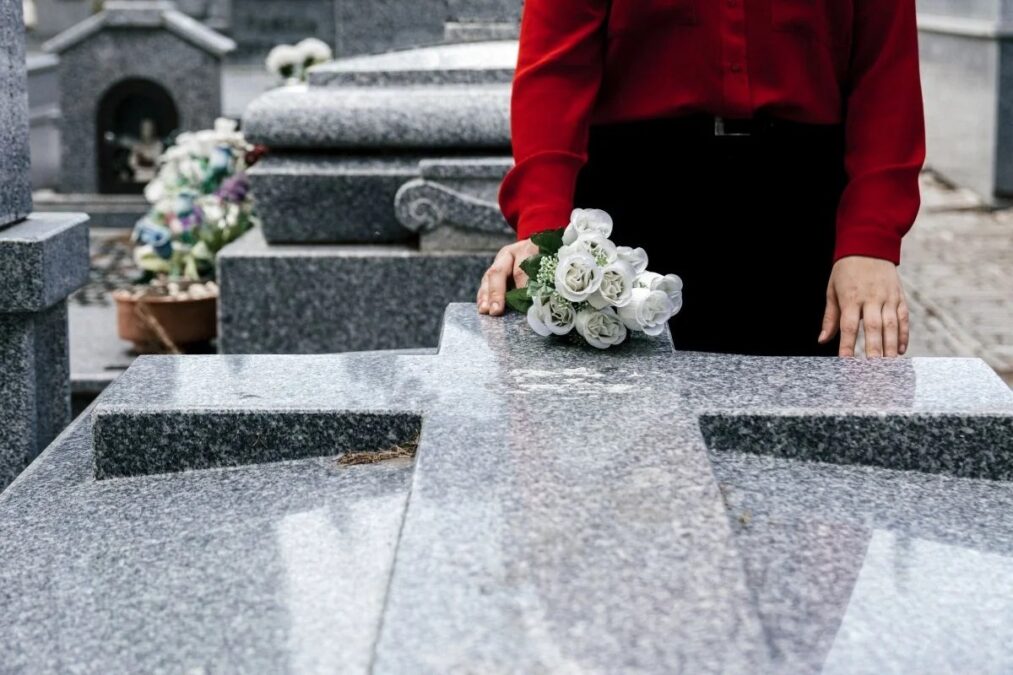 Desconfiada, família abre caixão em velório e descobre troca de corpos