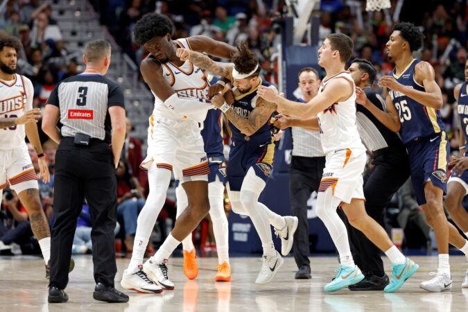 nba:-jogadores-trocam-socos-e-sao-expulsos-em-pelicans-x-suns