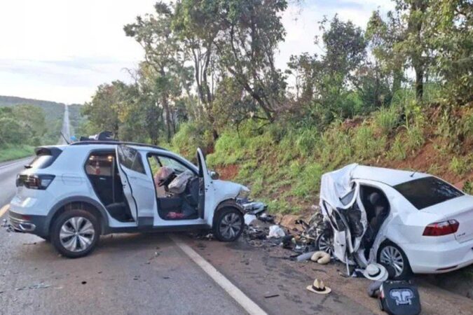 batida-entre-2-carros-mata-5-pessoas-na-br-040,-incluindo-2-criancas