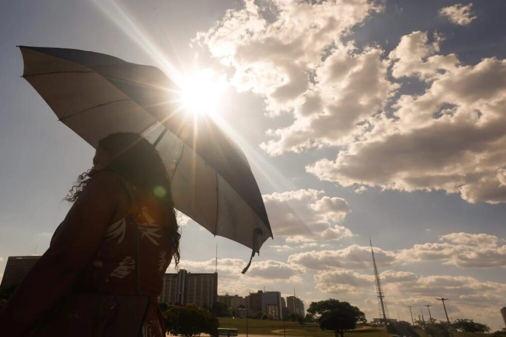 Neurologista revela por que calor intensifica dores de cabeça