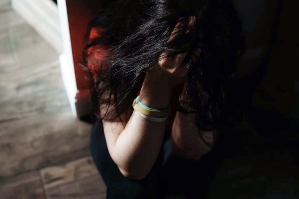 Mãe e padrasto são presos após 3 anos de abuso das filhas menores
