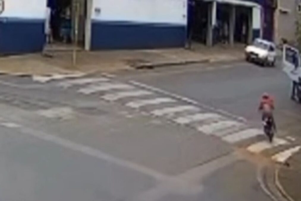 Fuga de moto termina com explosão e adolescente arremessado em SP