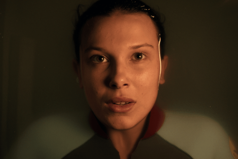 Atriz de Stranger Things enfrenta críticas após procedimento estético