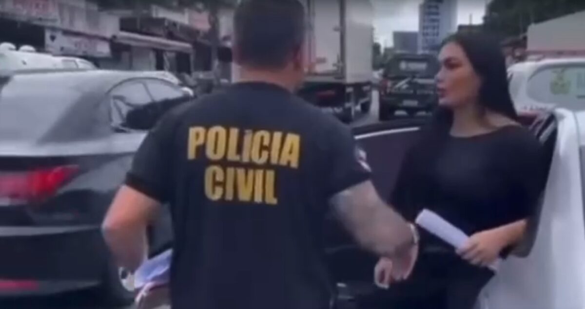 Blogueira que viralizou após beijar arma durante ceia de Natal é presa em academia