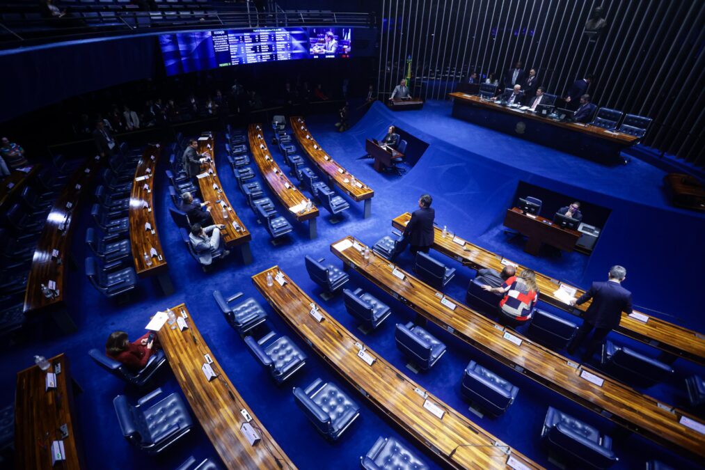 “Vale champanhe”: Senado paga extra de até R$ 300 mil por servidor