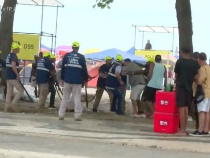 confusao-entre-ambulantes-provoca-correria-e-confronto-com-a-policia-em-copacabana
