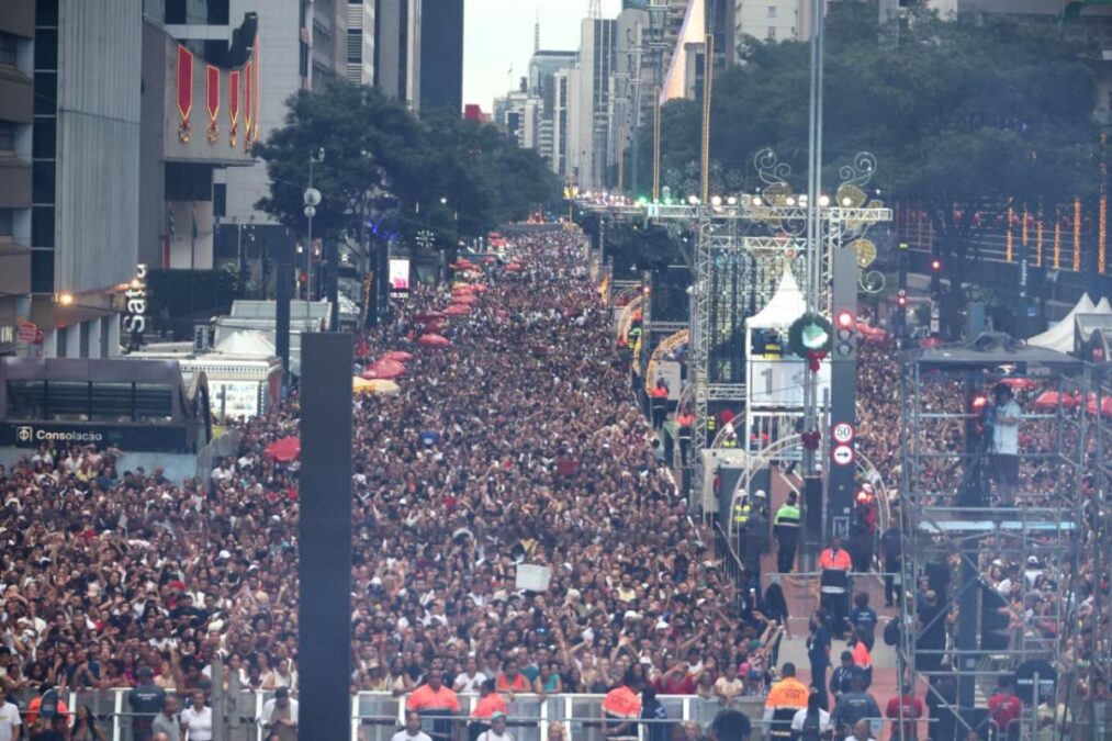 Público começa a lotar Avenida Paulista para shows da virada