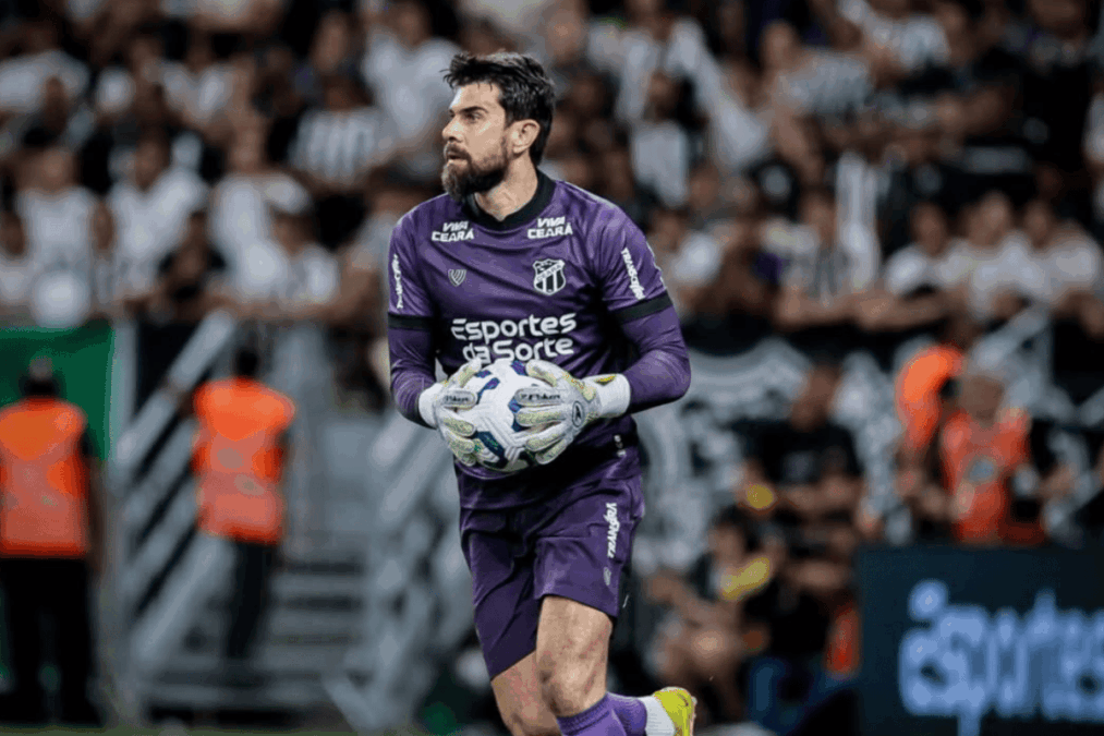 Goleiro anuncia aposentadoria semanas após fechar contrato; entenda