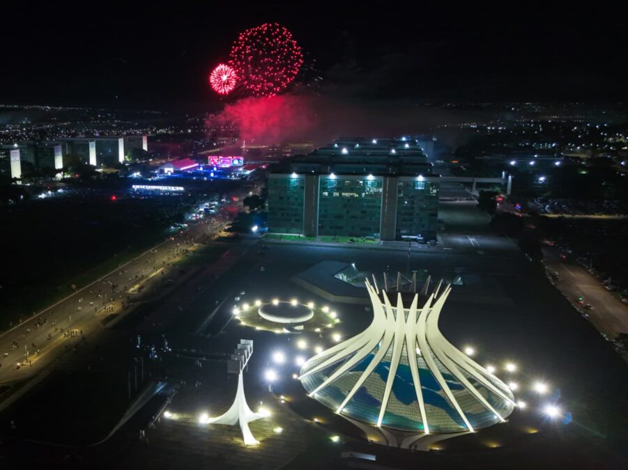 Brasilienses lotam a Esplanada e recebem 2026 com 12 minutos de fogos