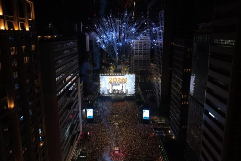 ano-novo:-maratona-de-14-horas-de-shows-leva-milhares-a-paulista