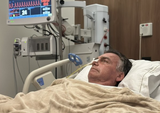 Carlos Bolsonaro publicou imagem do pai durante internação de maio — Foto: Reprodução/Redes sociais