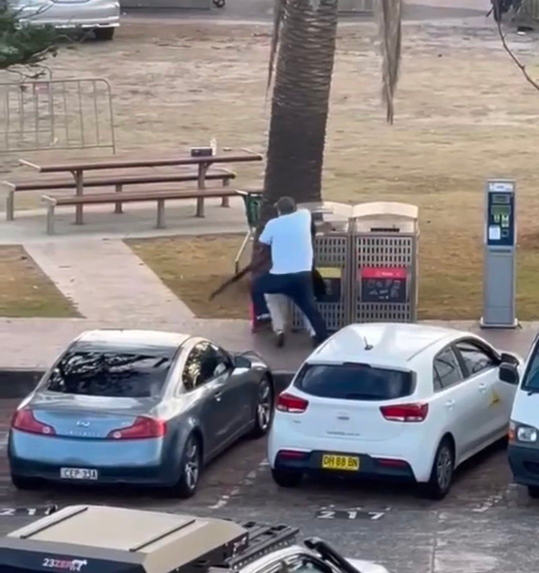 'Herói genuíno' desarmou assassino de praia em Sydney, diz autoridade australiana