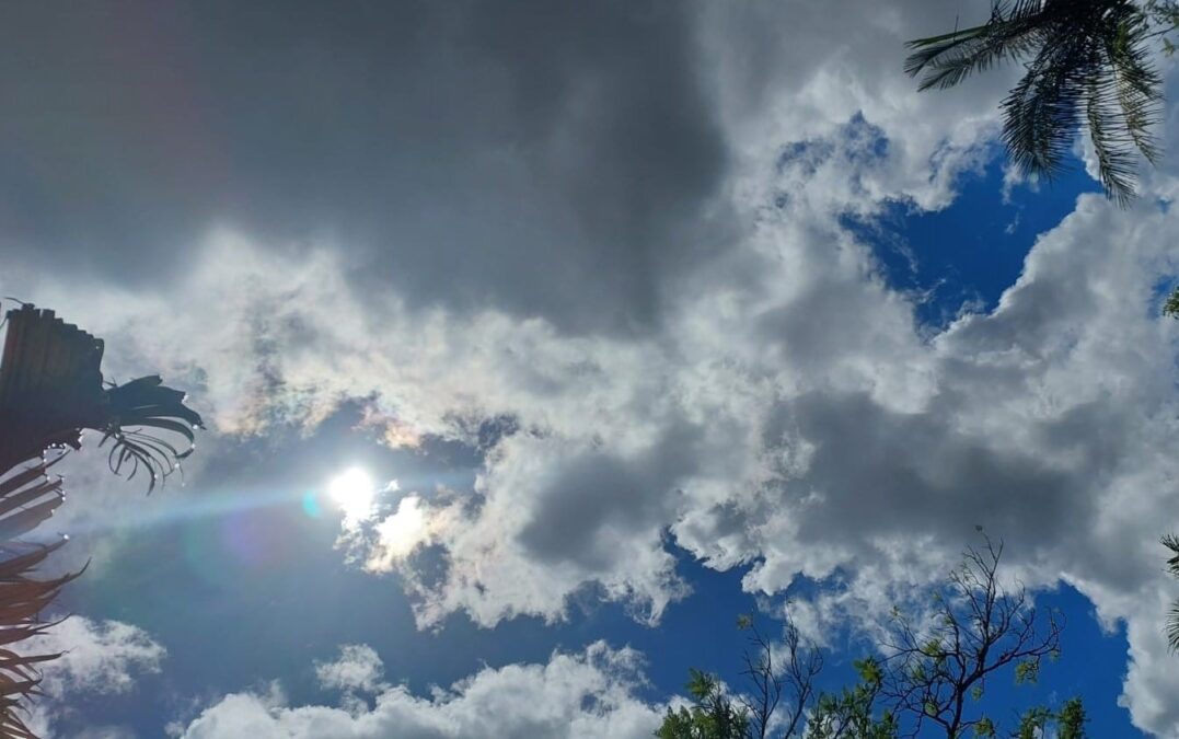 Calor e tempo abafado marcam o último dia do ano, com sol e chuvas rápidas no Acre