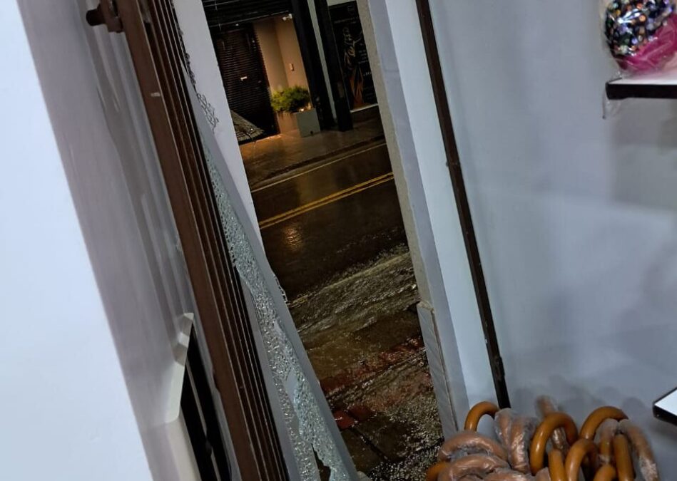 Criminoso aproveita forte chuva durante a madrugada e arromba loja no centro de Manoel Urbano