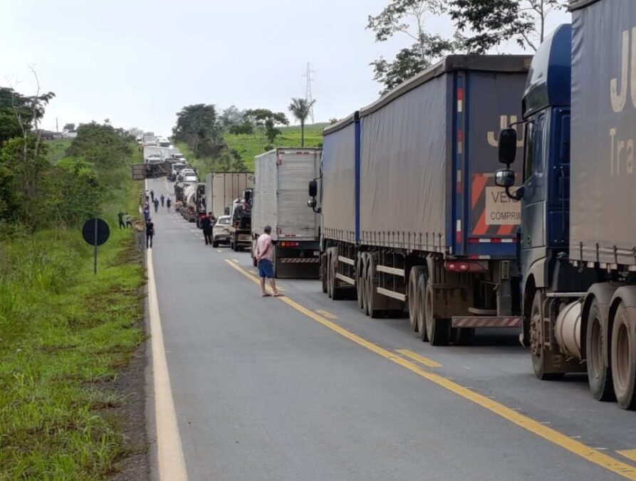 Vagão de carreta carregado com bois tomba e interdita estrada entre Sena Madureira e Rio Branco