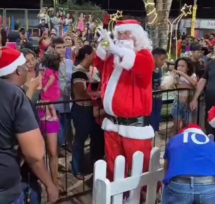 Prefeito Gerlen Diniz se veste de Papai Noel e anima crianças na Praça 25 de Setembro em Sena Madureira