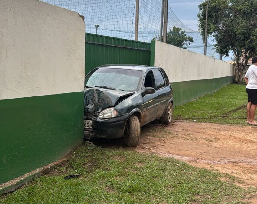 Motorista perde controle, atinge motocicleta e colide com muro do estádio Marreirão em Sena Madureira