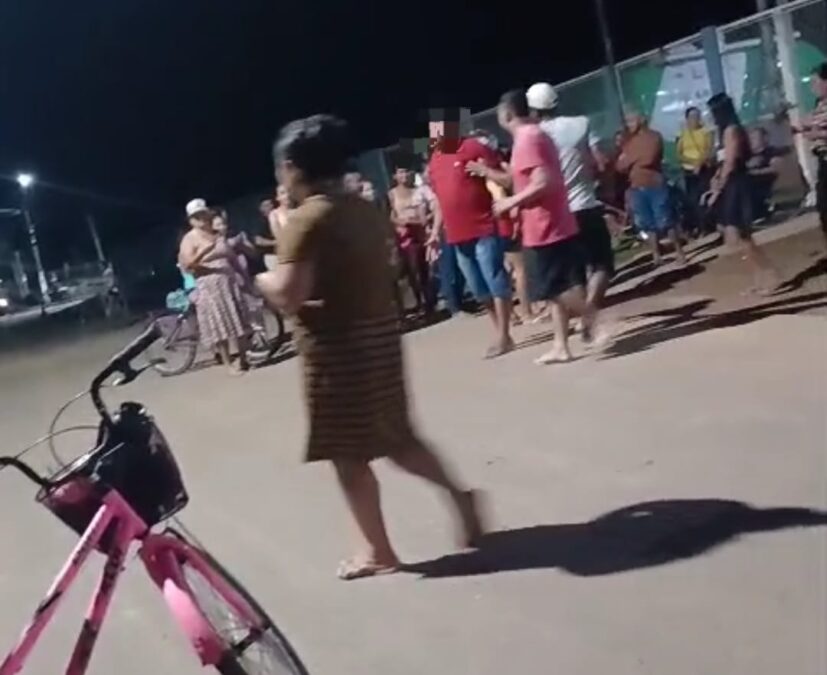 Homem causa alvoroço durante aglomeração antes da entrega de cestas básicas em Sena Madureira