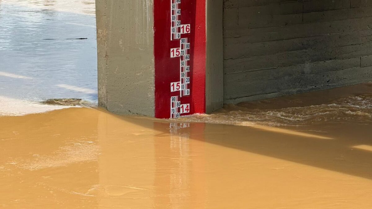 Rio Acre segue baixando e marca menos de 14 metros na manhã desta quarta-feira (31)