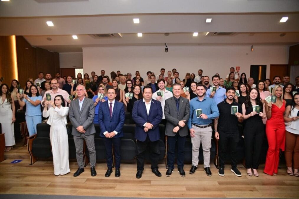 Turma com 70 novos médicos recebe carteira profissional no Conselho Regional de Medicina