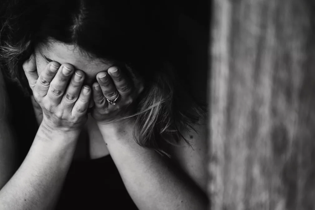 Especialista alerta para avanço da misoginia e falta de informação que impede mulheres de buscar ajuda