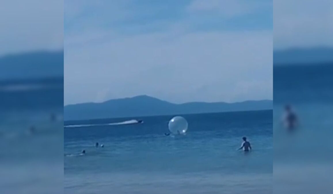 VÍDEO: Criança em bolha inflável é levada pelo mar e resgatada em praia de Florianópolis