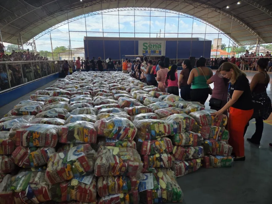 Famílias lotam ginásio de Sena Madureira para receber cestas básicas com acompanhamento da prefeitura e do TCE