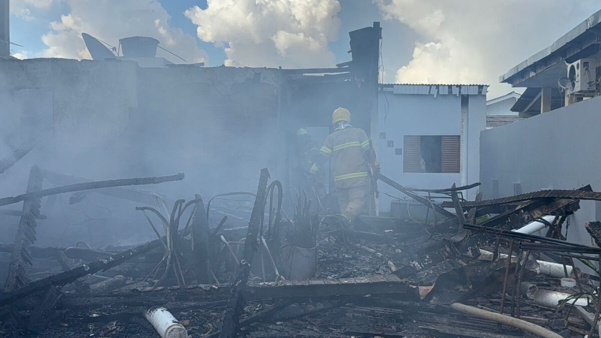 Incêndio de grandes proporções destrói residência no bairro José Augusto, em Rio Branco