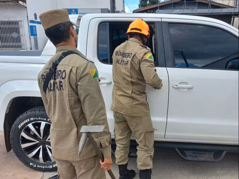 Idoso foi retirado por bombeiros de dentro de carro — Foto: Arquivo/Corpo de Bombeiros do Acre